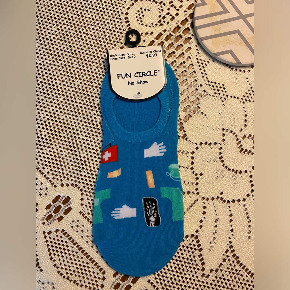 NWT fun circle no show socks- medical supplies pattern